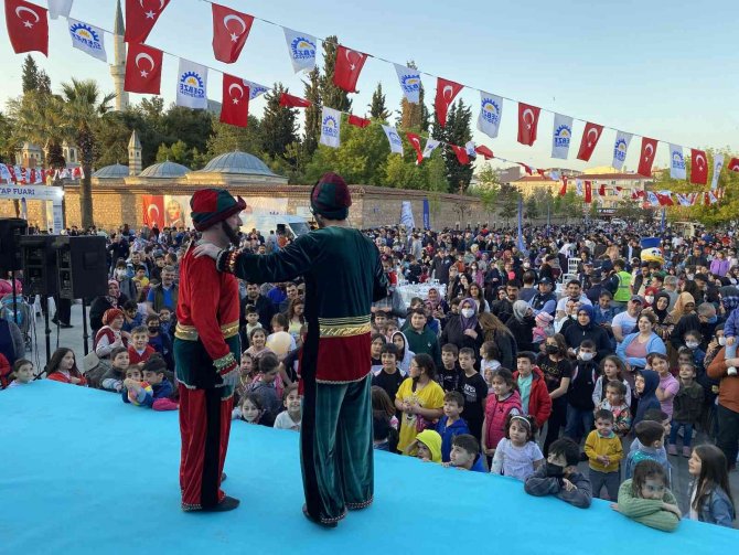 Kadir Gecesi’nde Binlerce Kişi Kent Meydanında Oruç Açtı