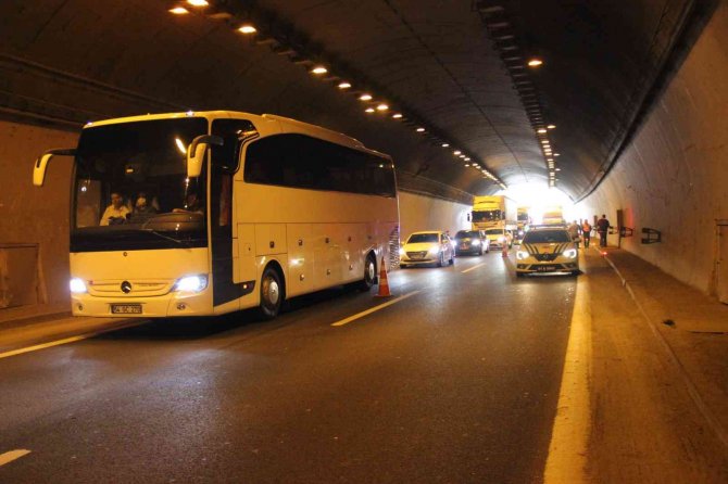 Kocaeli’de İçinde 20 Kişinin Bulunduğu Otobüse Tır Çarptı