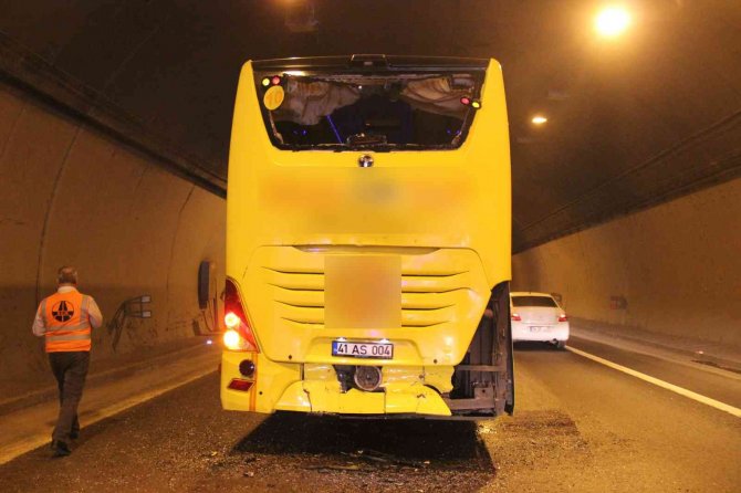 Kocaeli’de İçinde 20 Kişinin Bulunduğu Otobüse Tır Çarptı