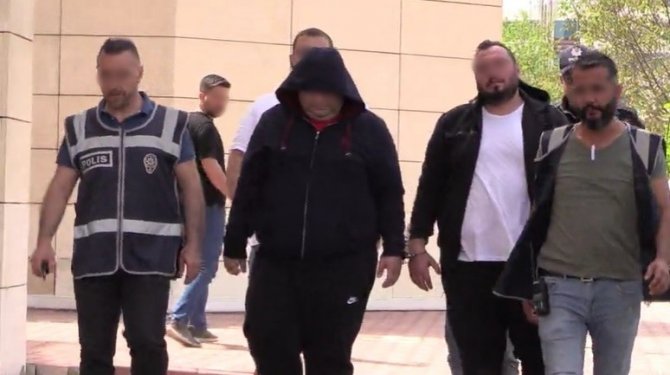 Trafikte Makas Atan Magandalar Kendilerini Uyaran Sürücünün Aracına Saldırdı
