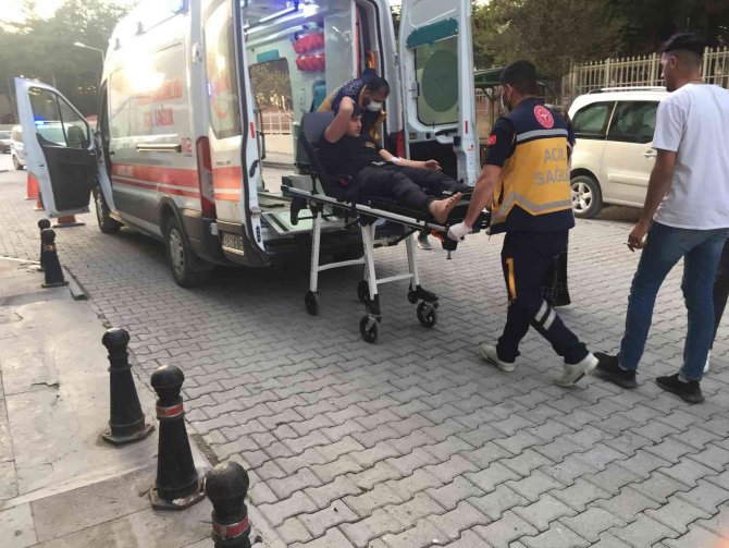 Yolun Karşısına Geçmek İsteyen Gencin Ayağını Otomobil Ezdi