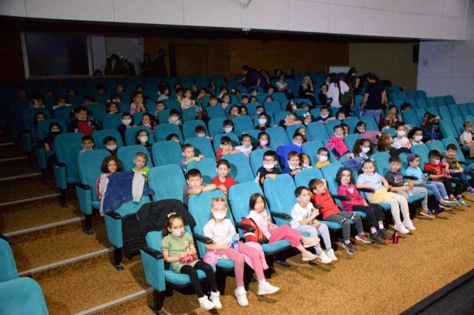 “Kostüm Odası” Minik Tiyatro Severlerle Buluşmaya Devam Ediyor