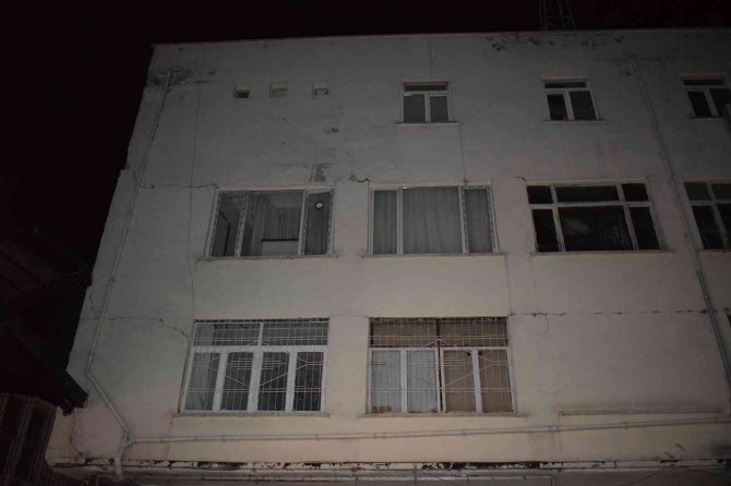 Duvarlarında Çatlama Meydana Gelen İş Hanı Polisi Alarma Geçirdi