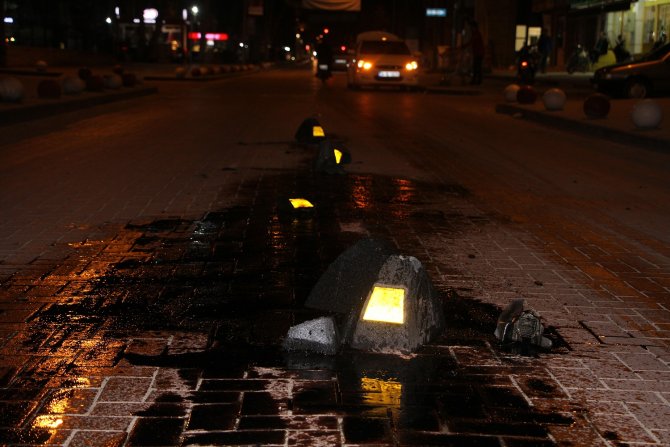 Kula’daki Yol Ayraçları Kazalara Neden Oluyor