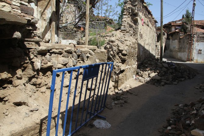 Yıkılan Tarihi Binanın Duvarları 5 Aydır Kaldırılmadı