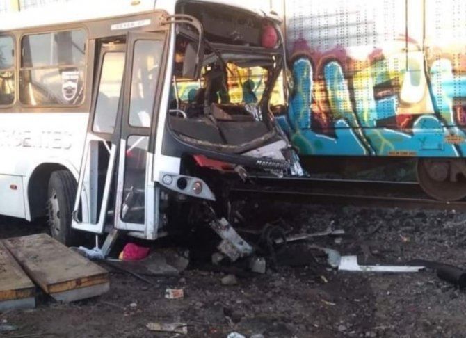 Meksika’da Tren Yolcu Otobüsüne Çarptı: 1 Ölü, 20 Yaralı