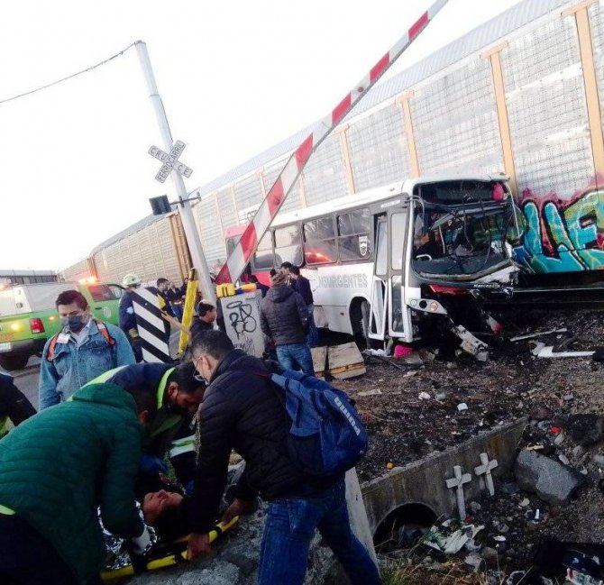 Meksika’da Tren Yolcu Otobüsüne Çarptı: 1 Ölü, 20 Yaralı