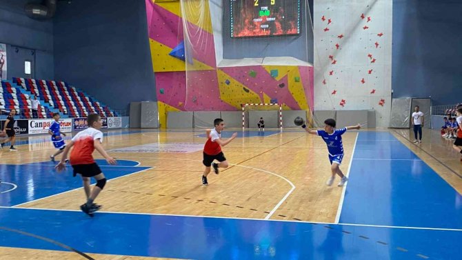 Yıldızlar Hentbol Türkiye Şampiyonası Zonguldak’ın Ev Sahipliğinde Sürüyor