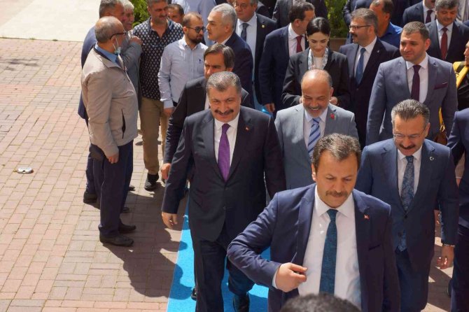 Sağlık Bakanı Koca: “İ̇ki Buçuk Senedir Çok Zorlu Mücadele Verdik”