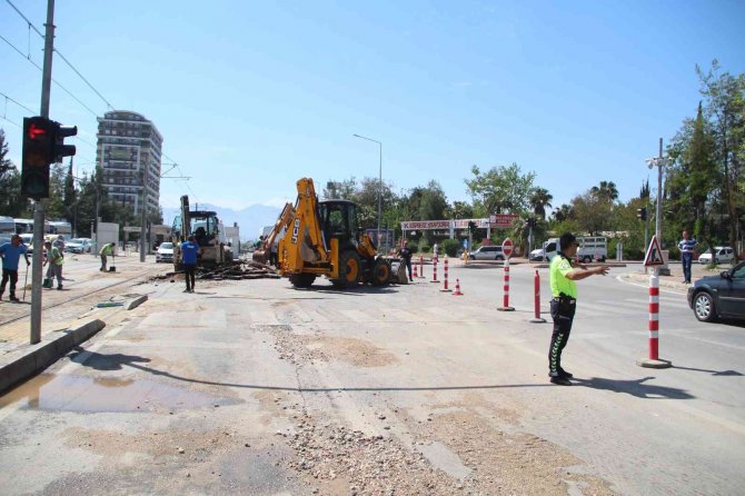 Antalya’da Su Borusu Patladı, Yol Çöktü