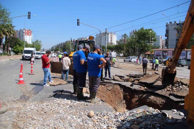 Antalya’da Su Borusu Patladı, Yol Çöktü