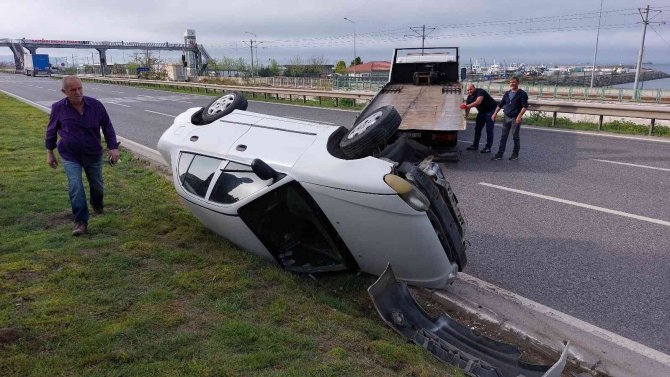 Samsun’da Yoldan Çıkan Otomobil Devrildi
