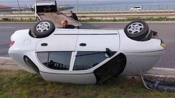 Samsun’da Yoldan Çıkan Otomobil Devrildi