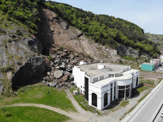 Samsun’da Heyelan: Dağ Akıp Geldi