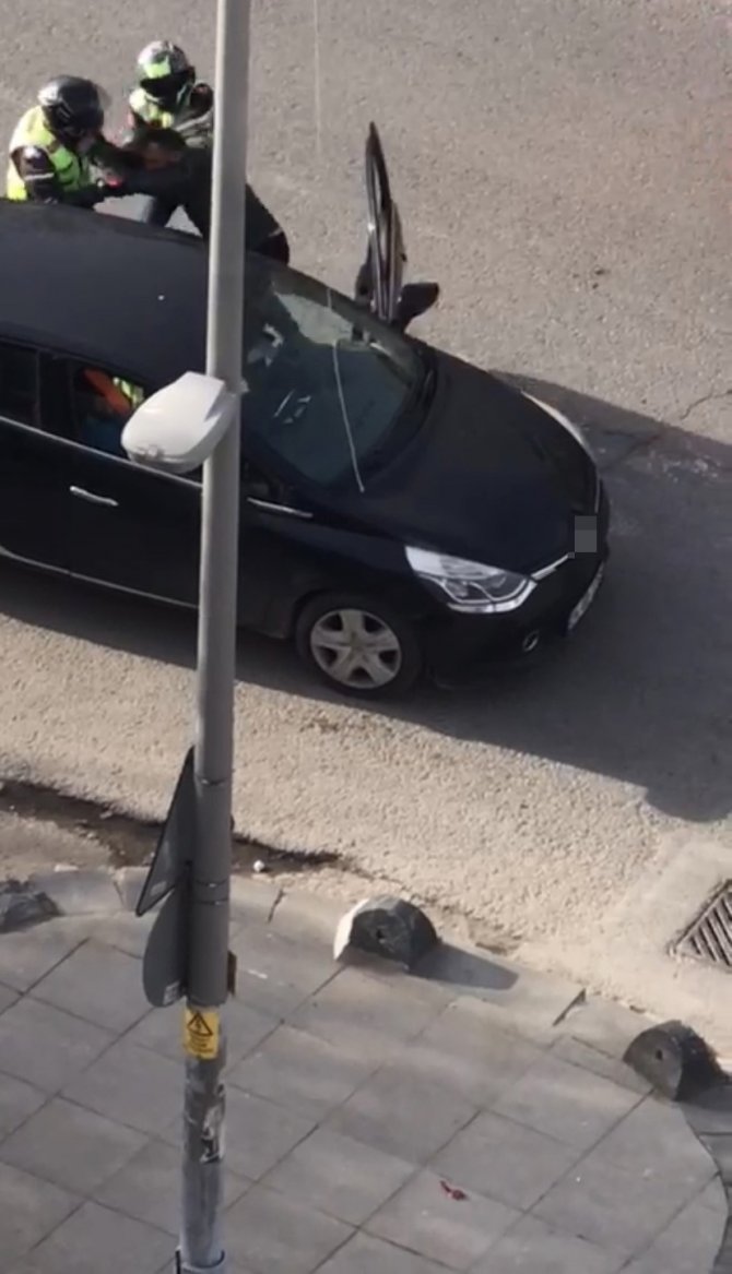 İ̇stanbul’da Motosikletli Magandalar Trafikte Dehşeti Yaşattı: Yol Verme Yüzünden Sürücüyü Dövdüler