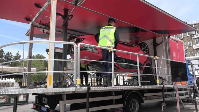 Jandarmadan ’Trafik’ Eğitimi: Simülasyon Aracında Kaza Anını Yaşadılar