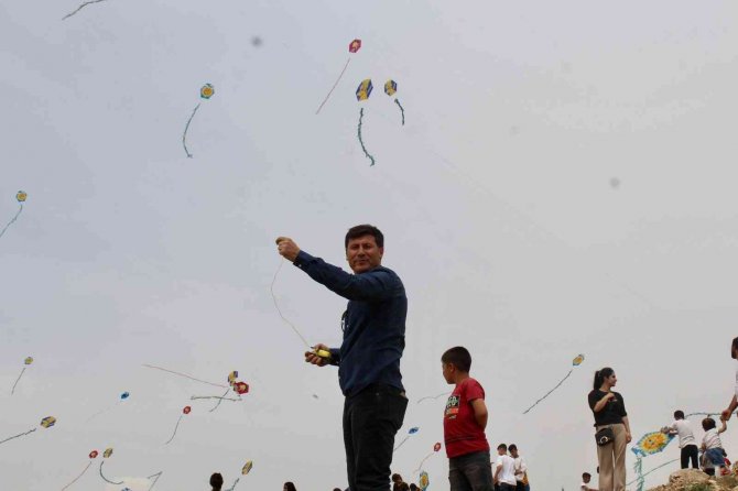 Cizre’de Öğrenciler Uçurtma Şenliğinde Doyasıya Eğlendi