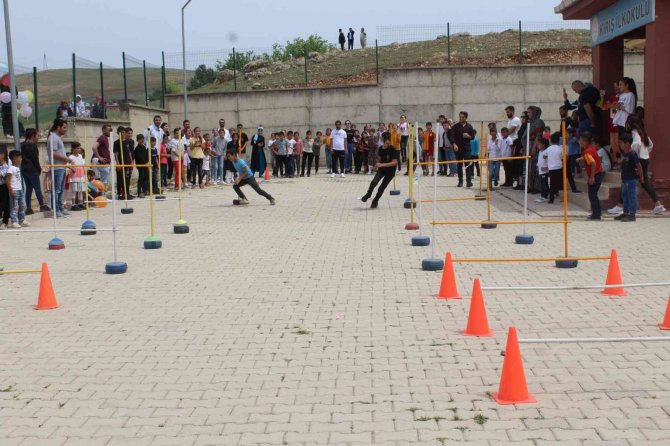Cizre’de Öğrenciler Uçurtma Şenliğinde Doyasıya Eğlendi