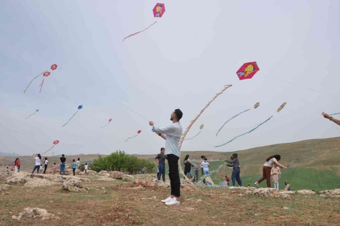 Cizre’de Öğrenciler Uçurtma Şenliğinde Doyasıya Eğlendi