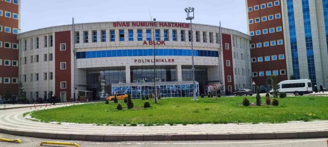 Doğumhaneye Yetişemedi Hastane Bahçesinde Doğurdu