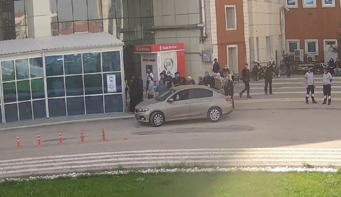 Doğumhaneye Yetişemedi Hastane Bahçesinde Doğurdu