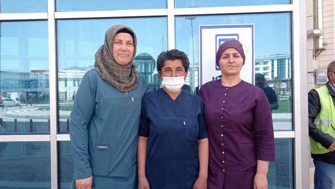 Doğumhaneye Yetişemedi Hastane Bahçesinde Doğurdu