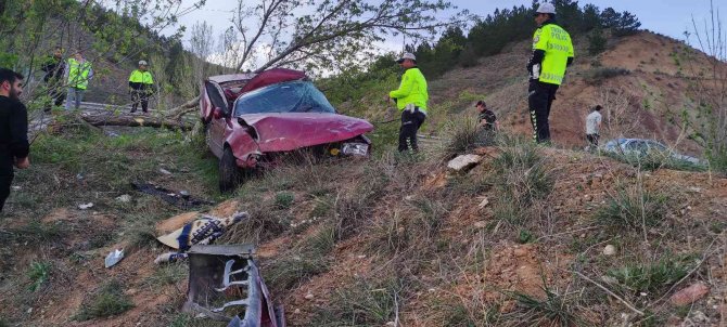 Otomobil Yoldan Çıktı 1 Ölü 3 Yaralı