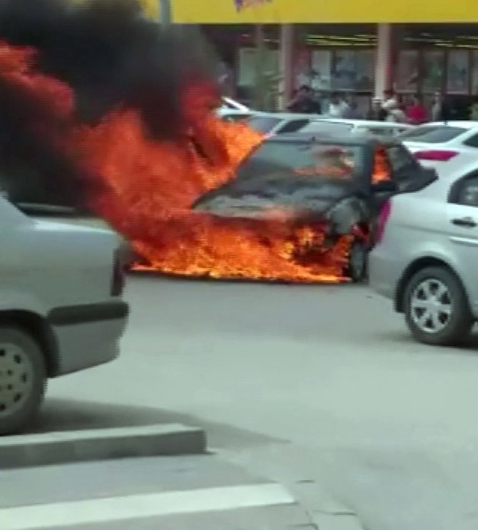 Yozgat’ta Park Halindeki Otomobil Yandı