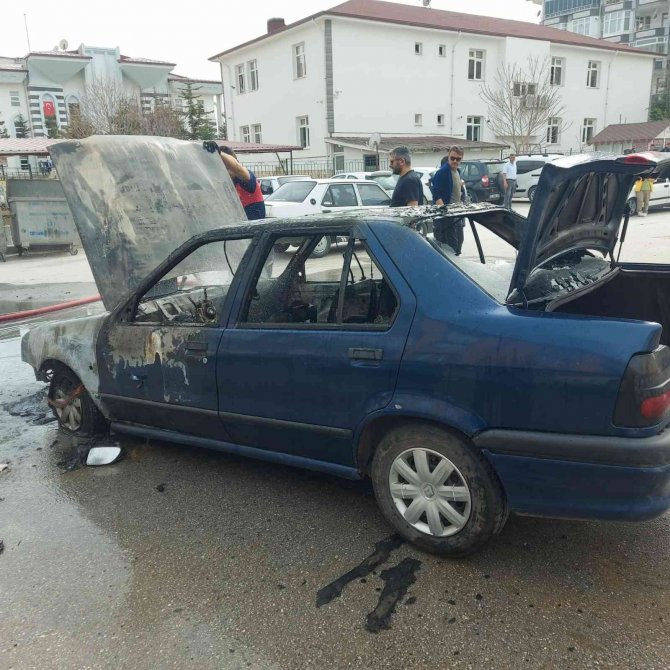 Yozgat’ta Park Halindeki Otomobil Yandı