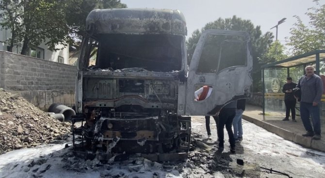 Tuzla’da Hafriyat Kamyonu Alev Alev Yandı