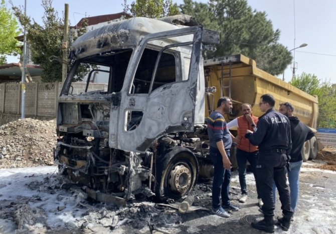 Tuzla’da Hafriyat Kamyonu Alev Alev Yandı