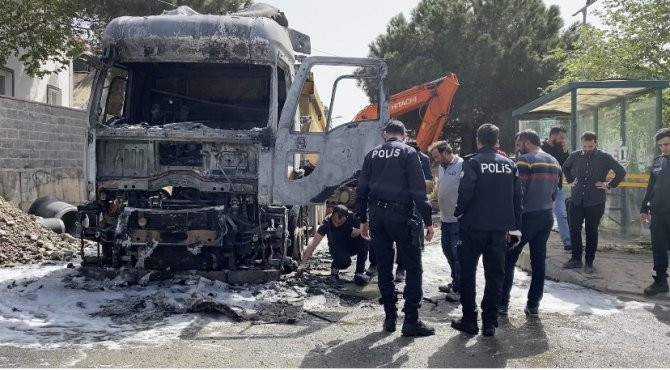 Tuzla’da Hafriyat Kamyonu Alev Alev Yandı