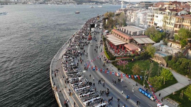 Üsküdar’da 80 Bin Kişi 2 Kilometrelik İftar Sofrasında Buluştu