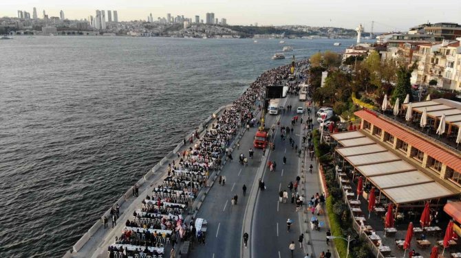 Üsküdar’da 80 Bin Kişi 2 Kilometrelik İftar Sofrasında Buluştu