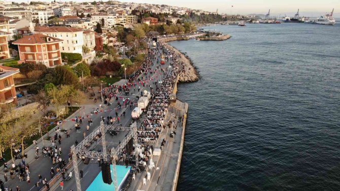 Üsküdar’da 80 Bin Kişi 2 Kilometrelik İftar Sofrasında Buluştu