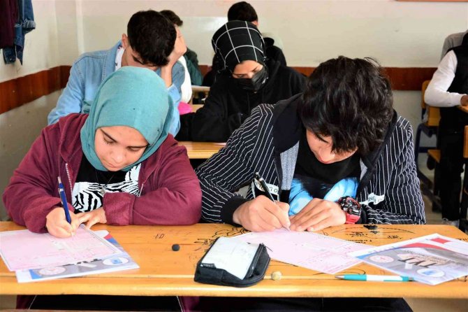 Tuşba Belediyesinden 2 Bin 400 Öğrenciye Tyt Deneme Sınavı