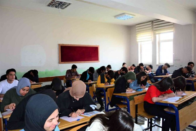 Tuşba Belediyesinden 2 Bin 400 Öğrenciye Tyt Deneme Sınavı