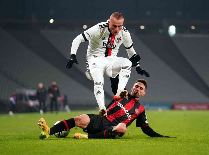Beşiktaş’ta İlk Yolcular Belli: Oğuzhan Özyakup Ve Gökhan Töre
