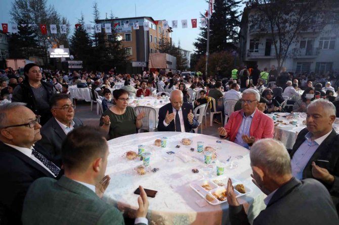 Önce Mahallede İftar, Sonra Parkta Sohbet