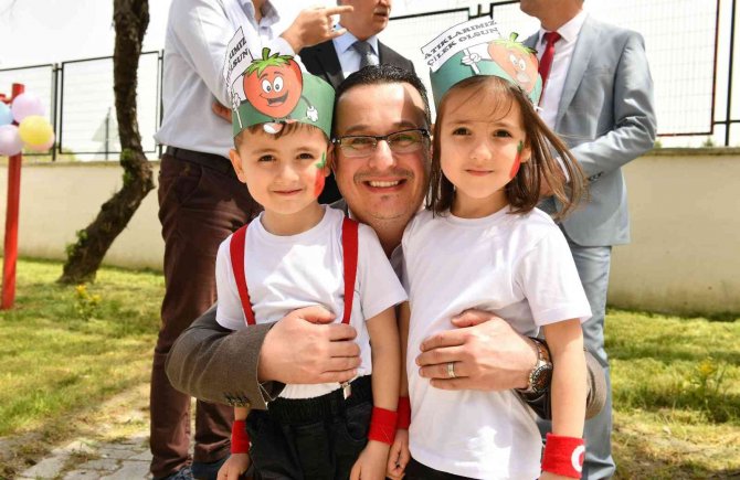 Kompostlar Toplanıyor Çilekler Büyüyor