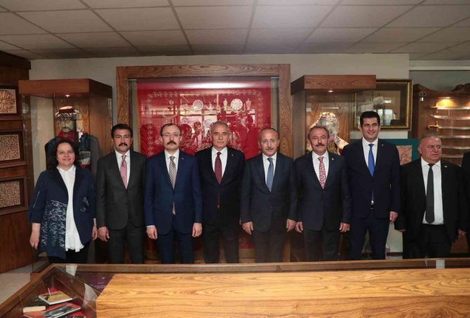 Ticaret Bakanı Muş’tan Denizli Horozu Hatırası