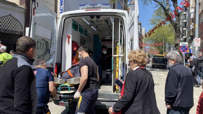 Yolun Karşısına Geçmek İsteyen Adama Ticari Taksi Çarptı