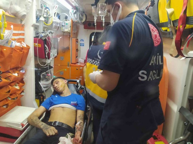 Adana’da Otobüs Durağında Bıçaklı Kavga: 4 Yaralı
