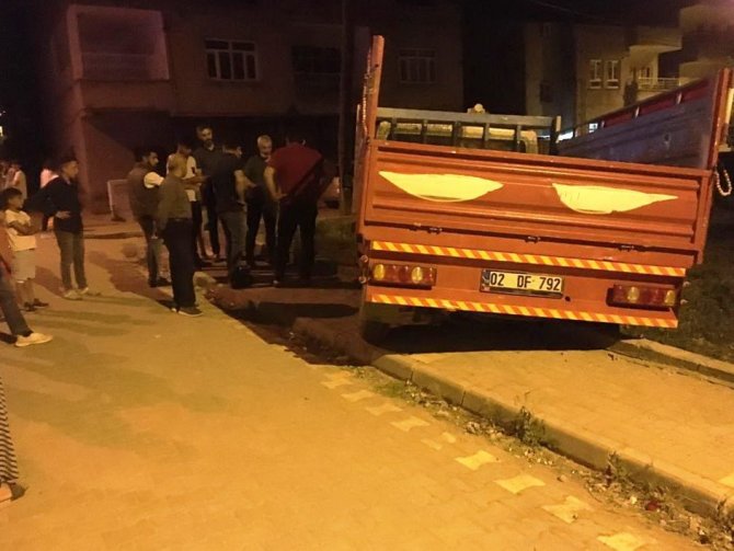 Kamyonet Direğe Çarptı: 3 Yaralı