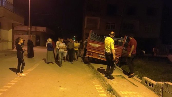 Kamyonet Direğe Çarptı: 3 Yaralı