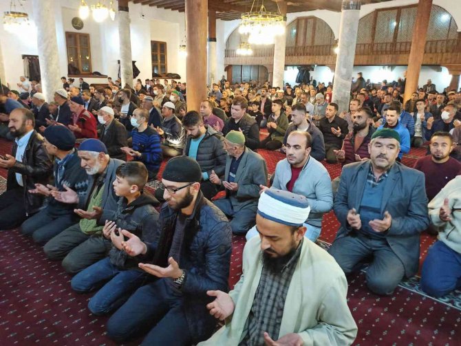 Vatandaşlar Sakal-ı Şerif Görmek İçin Bir Birleriyle Yarıştı