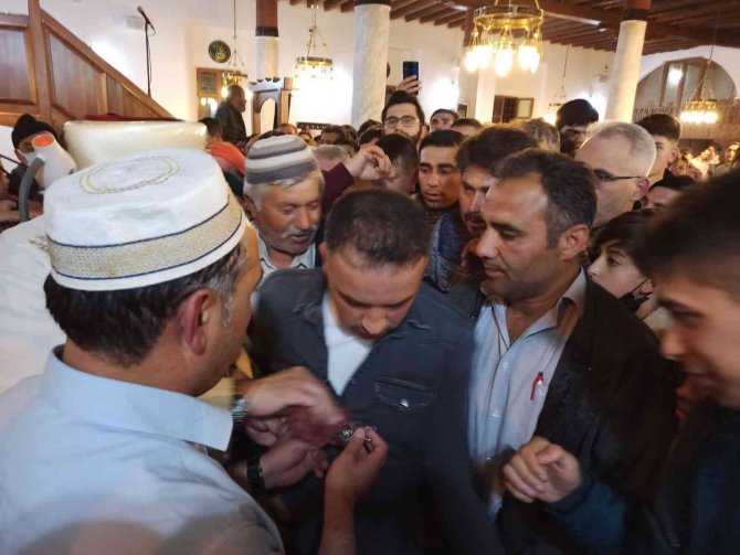 Vatandaşlar Sakal-ı Şerif Görmek İçin Bir Birleriyle Yarıştı