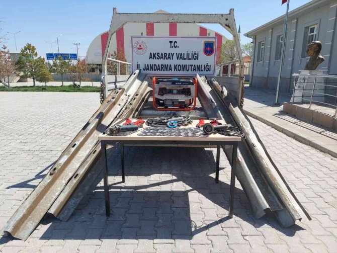 Yoldaki Bariyerleri Kesip Çalan Hırsızlar Suçüstü Yakalandı