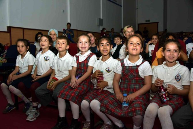 Aliağa’da Sahnelenen Oyunu Bitlis’teki Minikler Online Bağlantı İle İzledi