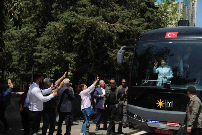 İ̇yi̇ Parti Genel Başkanı Akşener, Antalya’da Esnaf Ziyaret Etti